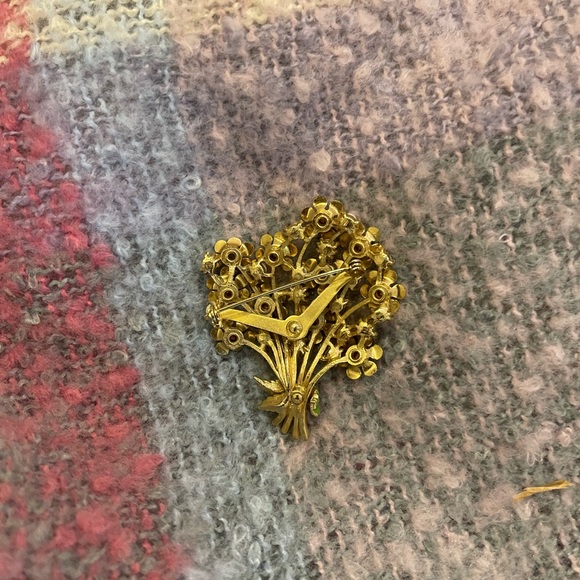 NWT Greenpoint large wrap with vintage pin - Picture 6 of 6